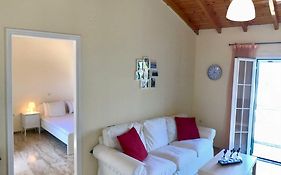 Wooden Ceiling Apartment - Close To City Center